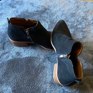 Womens short zip up suede boots